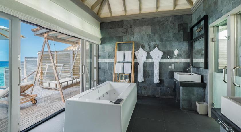 JA manafaru sunrise water pool villa 盥洗