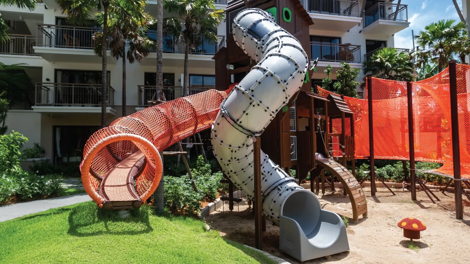 samui-holiday-inn-playground